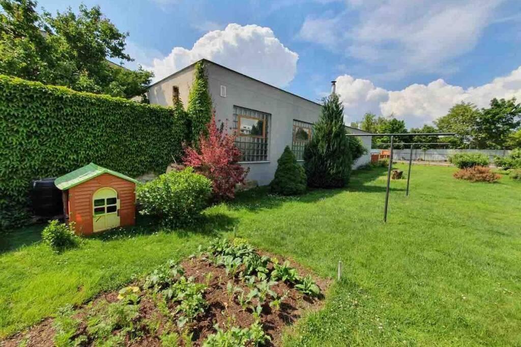 Family Apartment With Garden And Parking Spot 捷克布杰约维采 外观 照片
