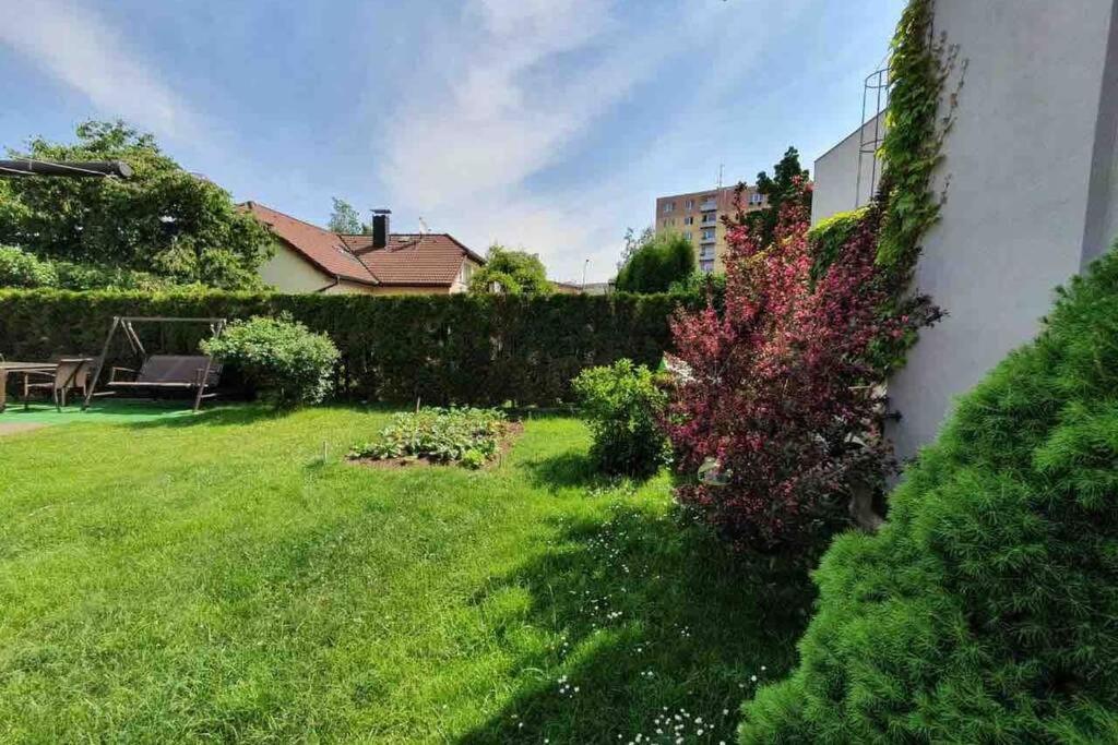 Family Apartment With Garden And Parking Spot 捷克布杰约维采 外观 照片